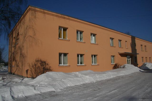 Šīs ēkas pirmajā stāvā atrodas Valmieras Valsts ģimnāzijas bibliotēka 